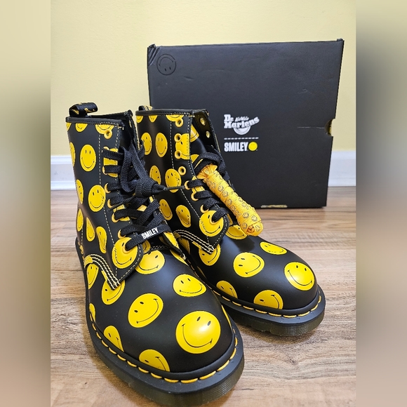 Dr. Martens 1460 SMILEY® SMOOTH LEATHER LACE UP BOOTS, size US 11 - Picture 1 of 15